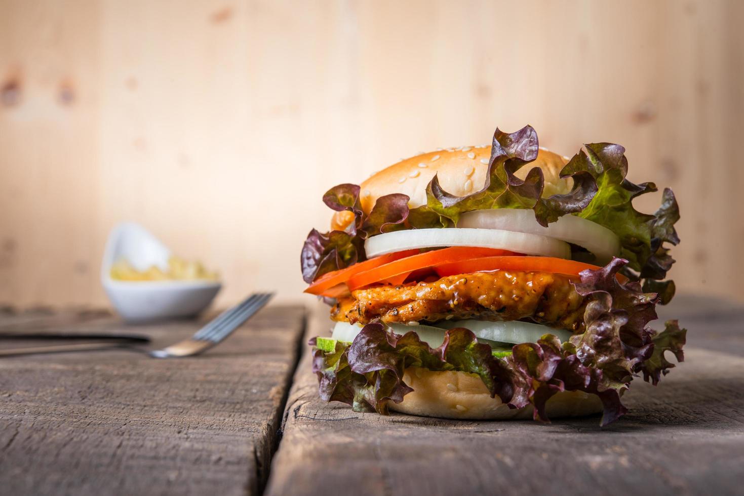 burger de poulet maison photo