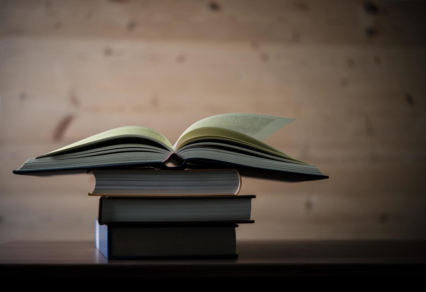 pile de livres ouverts sur une table en bois photo