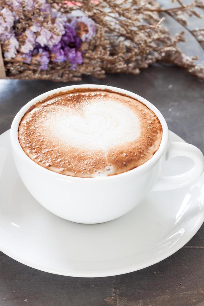 latte avec de belles fleurs violettes photo