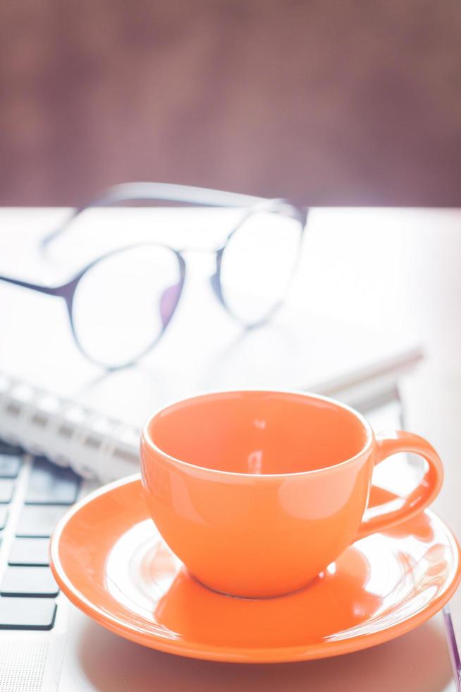 café et ordinateur portable avec des lunettes sur un ordinateur portable photo