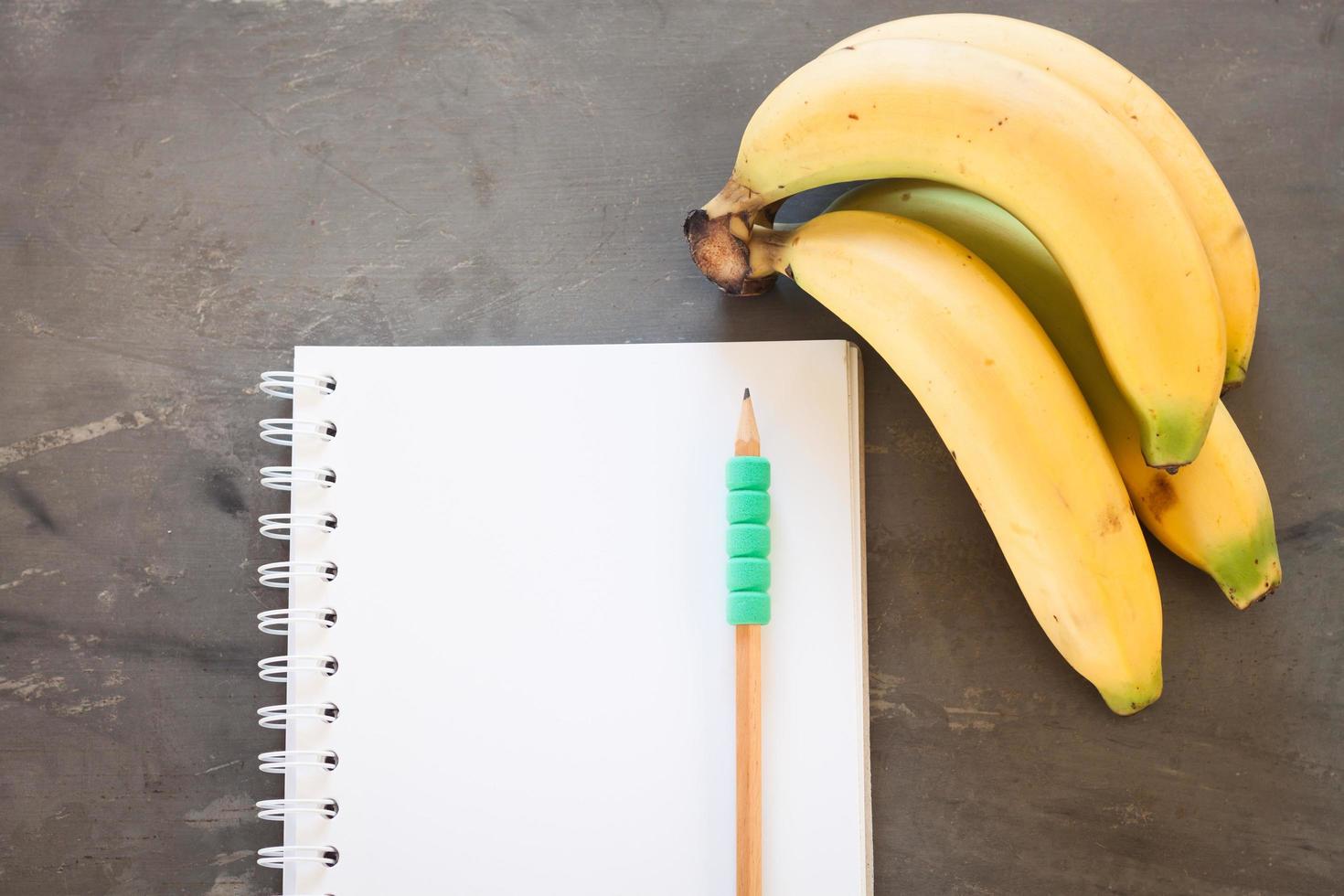 vue de dessus d'un ordinateur portable et de bananes photo