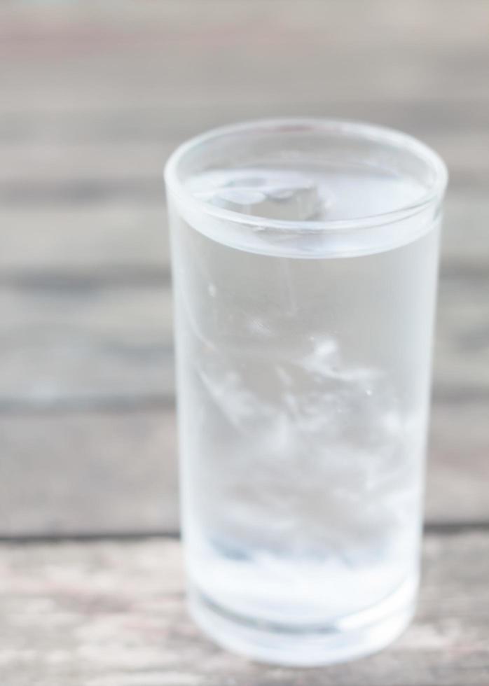 eau sur une table en bois photo