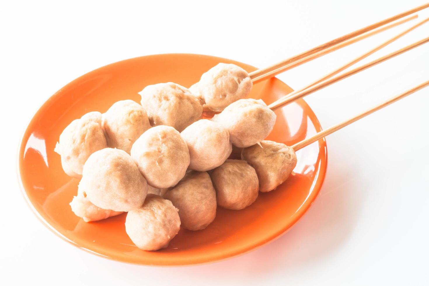 boulettes de viande sur une assiette orange photo