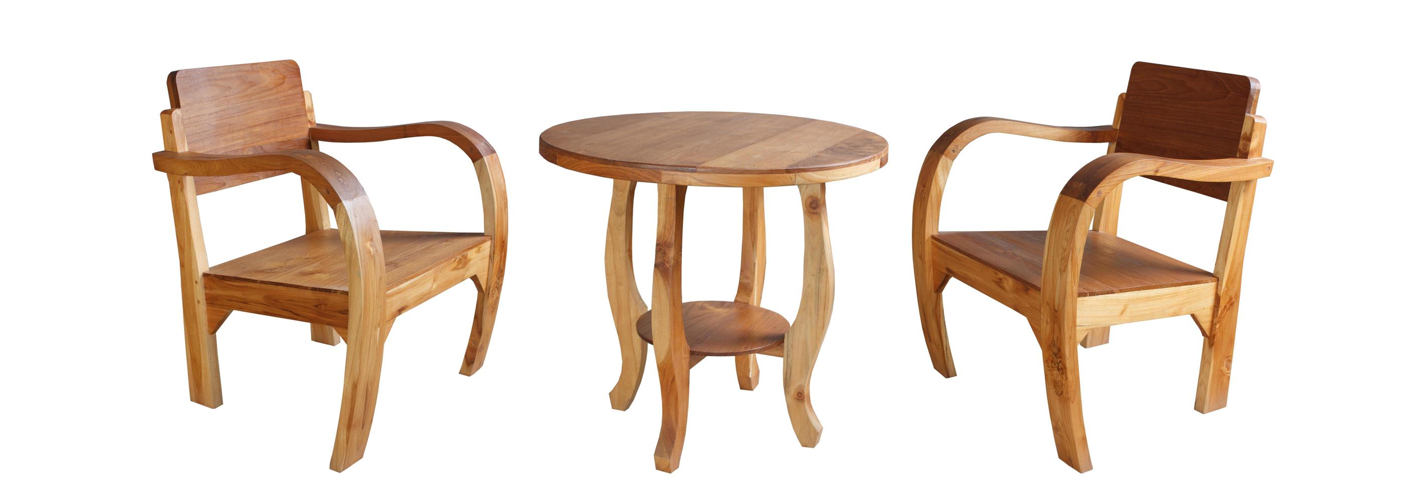 chaises en bois et table photo