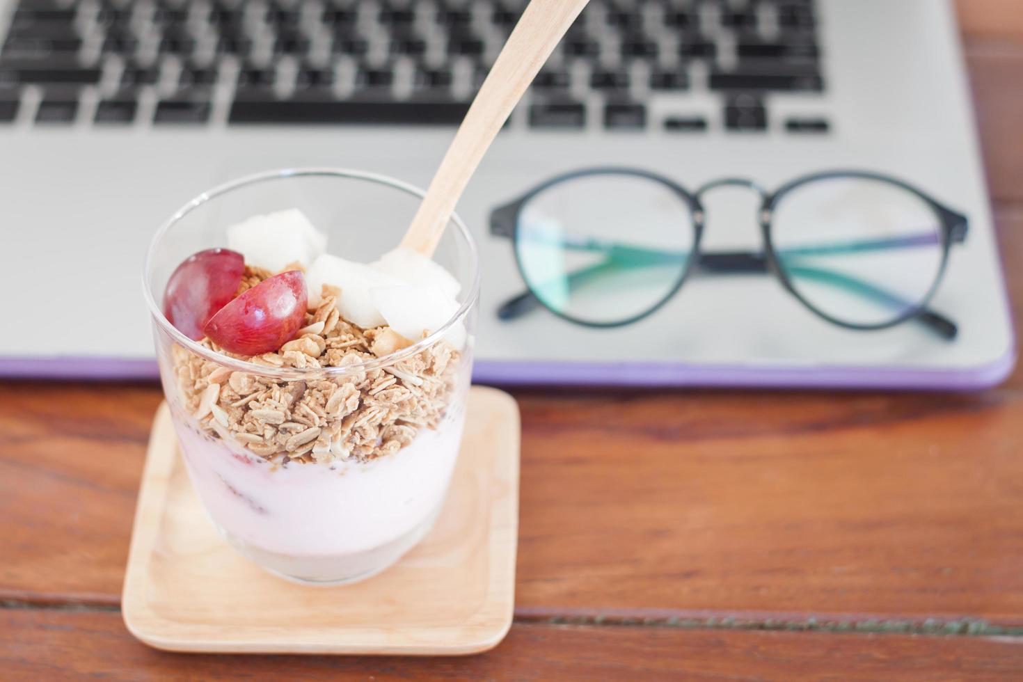 petit déjeuner sur un bureau photo