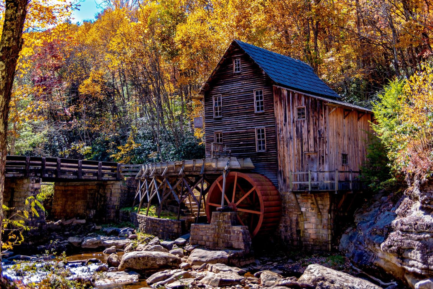 maison près d'une rivière photo