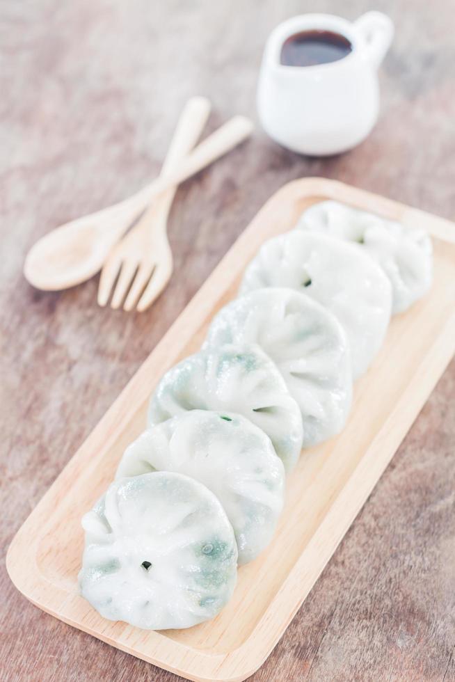 dim sum et ustensiles sur une table en bois photo