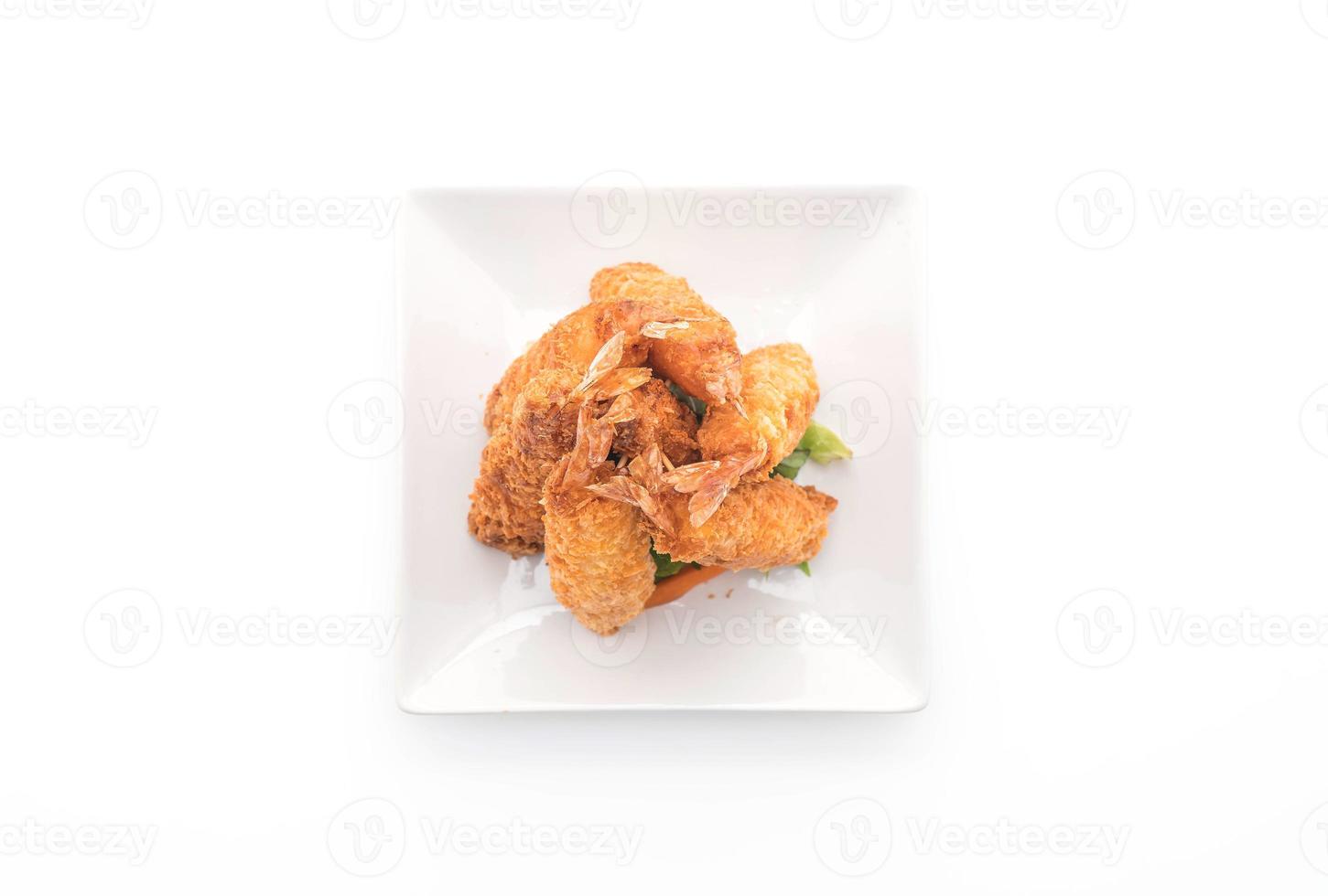 crevettes frites sur fond blanc photo