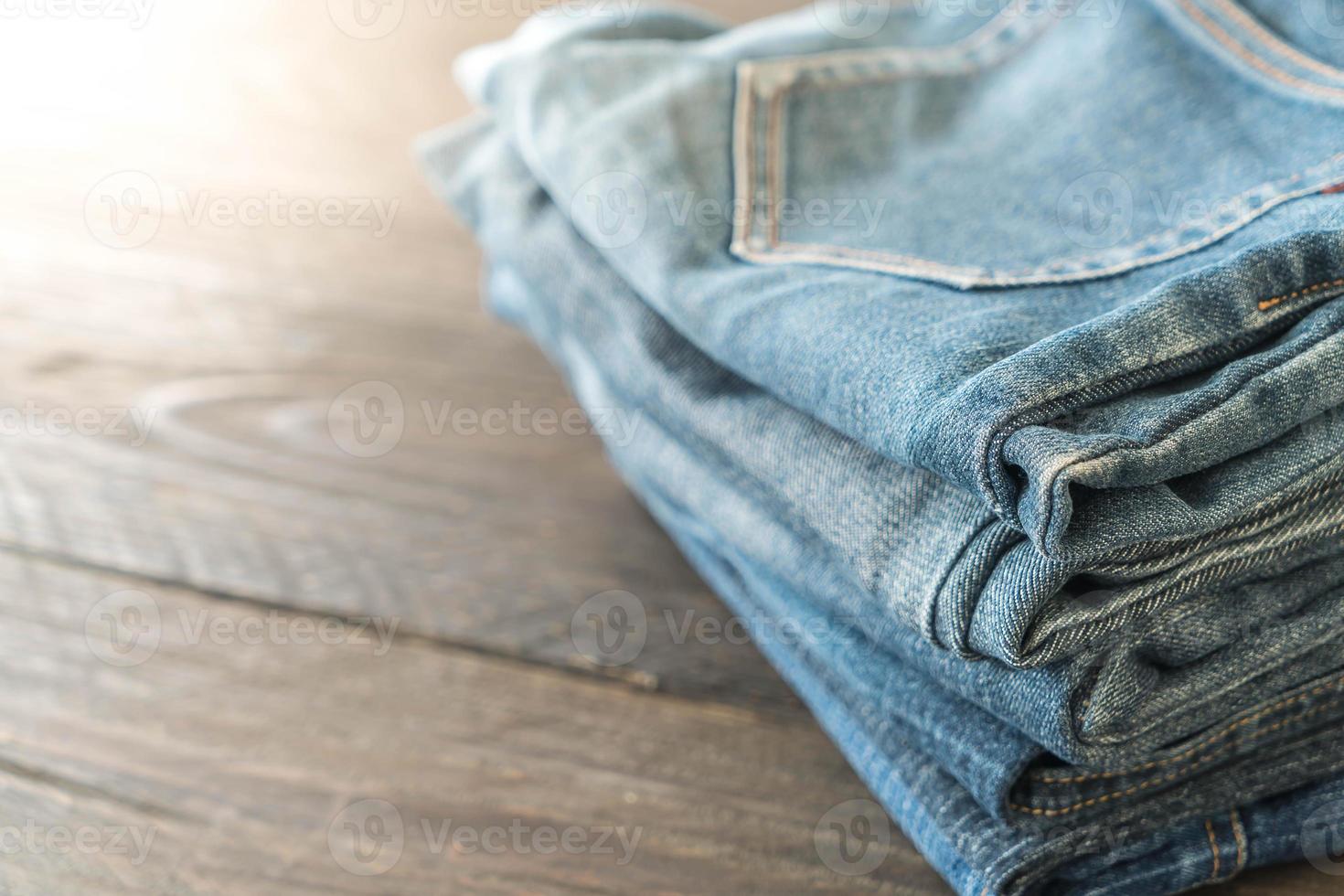 pile de jeans sur plancher de bois photo