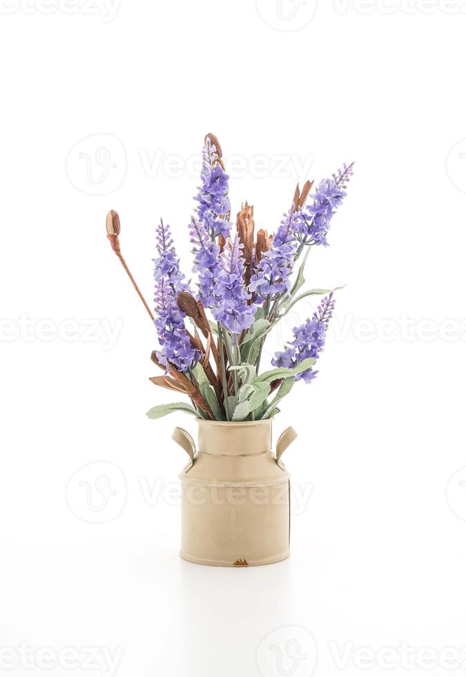 Statice et fleurs caspia dans un vase sur fond blanc photo