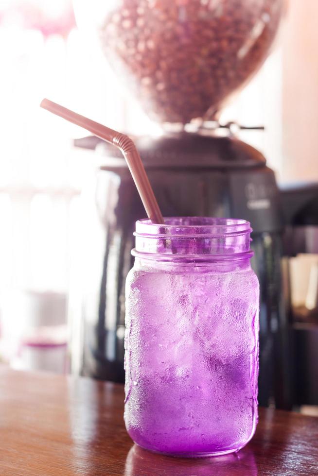 boisson glacée dans un verre violet photo