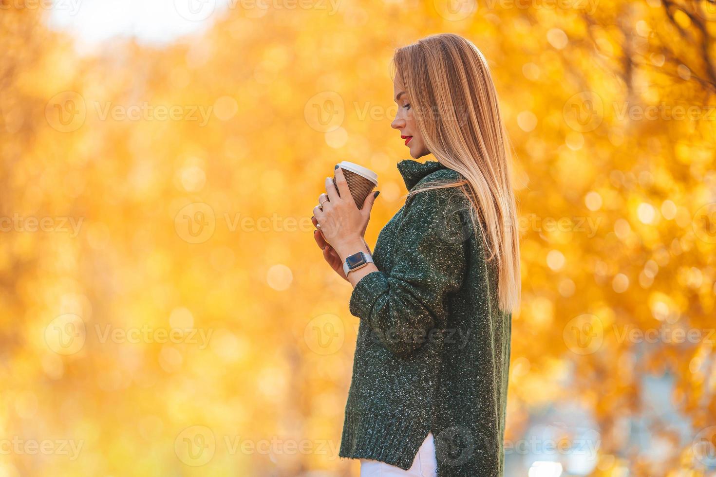 concept d'automne - belle femme buvant du café dans le parc d'automne photo