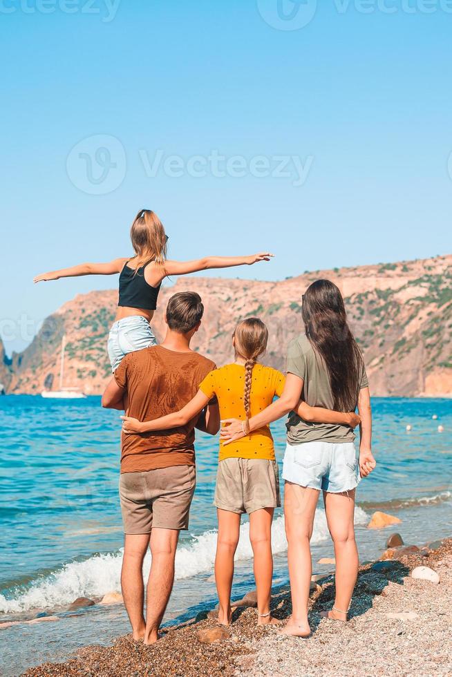 jeune famille en vacances s'amuse beaucoup photo