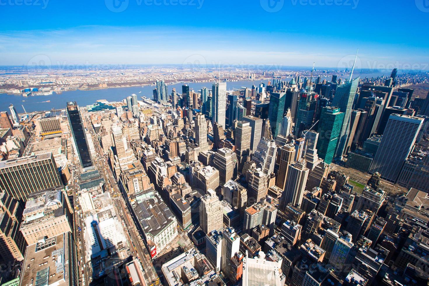 vue aérienne de new york city manhattan panorama avec skyline au coucher du soleil. photo