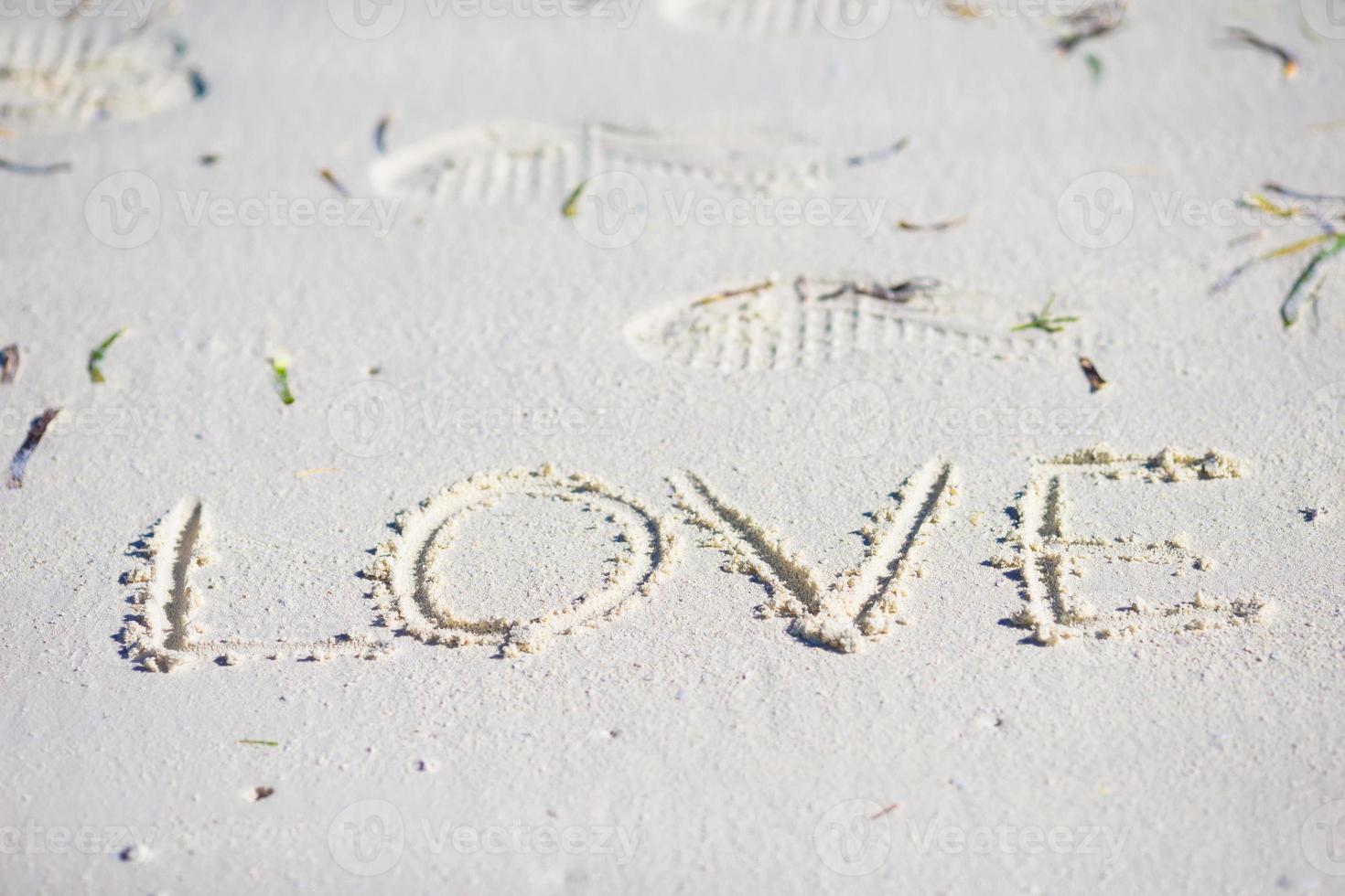 Message d'amour écrit sur une plage de sable photo