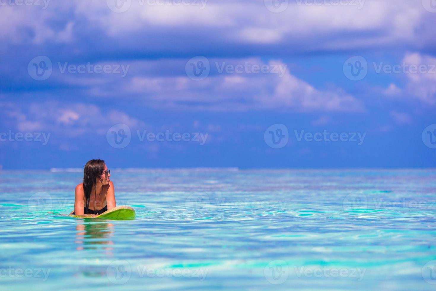 Belle surfeuse de remise en forme surfant pendant les vacances d'été photo