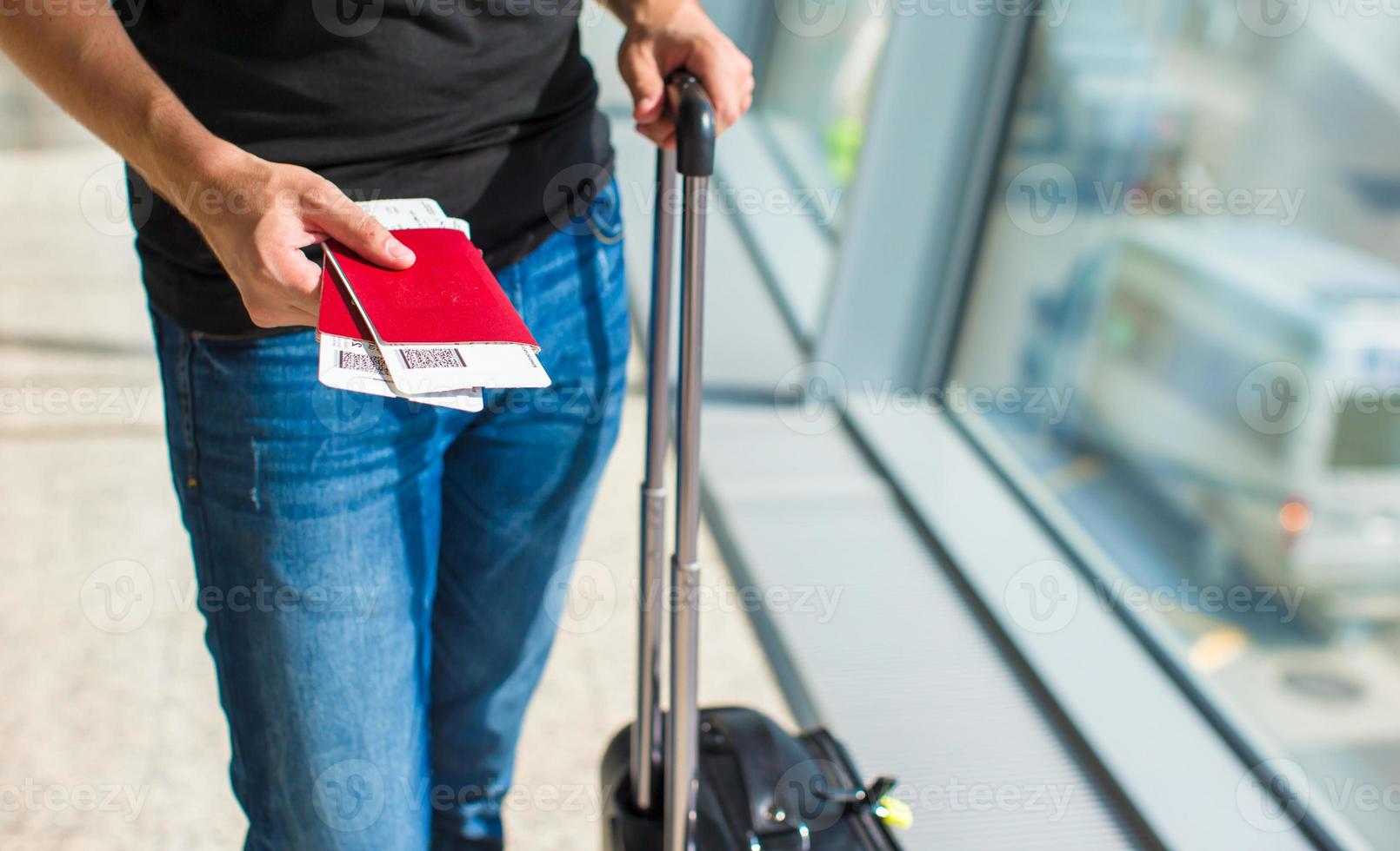 Gros plan des passeports et carte d'embarquement à l'aéroport intérieur photo