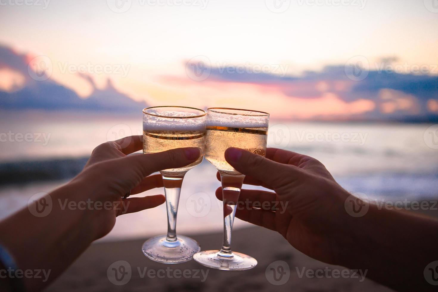 deux verres sur la plage de sable blanc photo