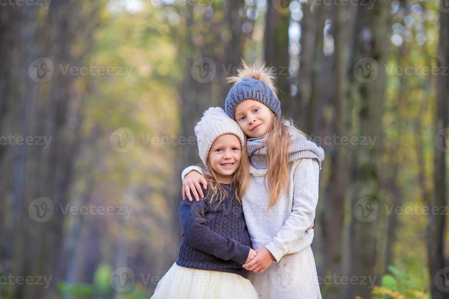 petites soeurs adorables à la chaude journée d'automne ensoleillée à l'extérieur photo