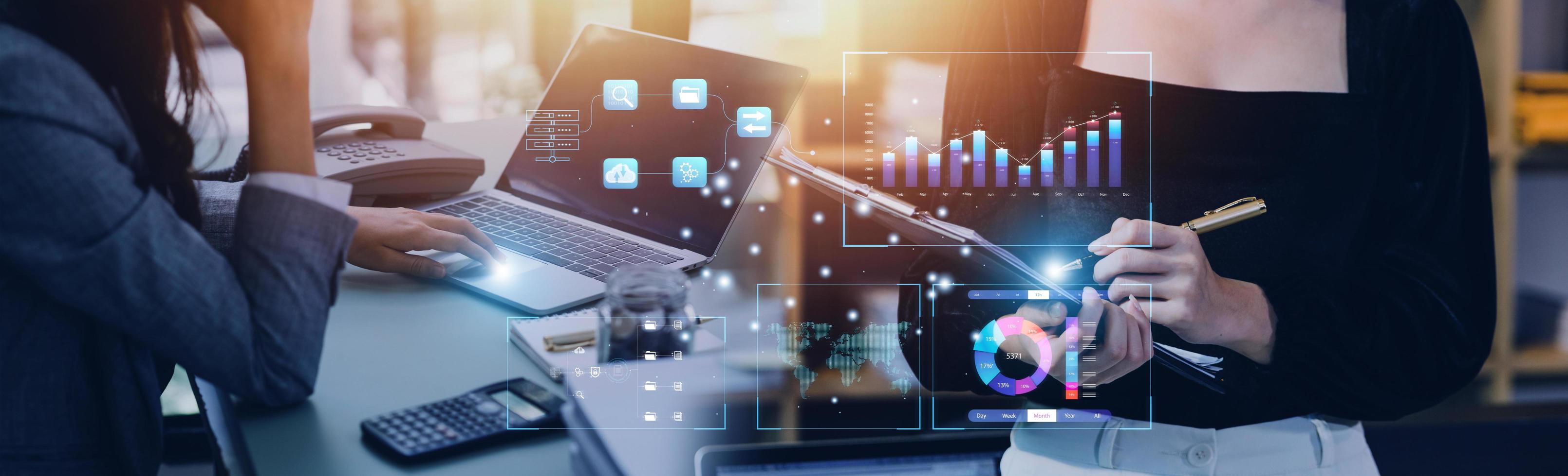 analyste travaillant avec un système d'analyse commerciale et de gestion de données sur ordinateur, créer un rapport avec des kpi et des métriques connectés à la base de données. stratégie d'entreprise pour les finances, les opérations, les ventes, le marketing. photo