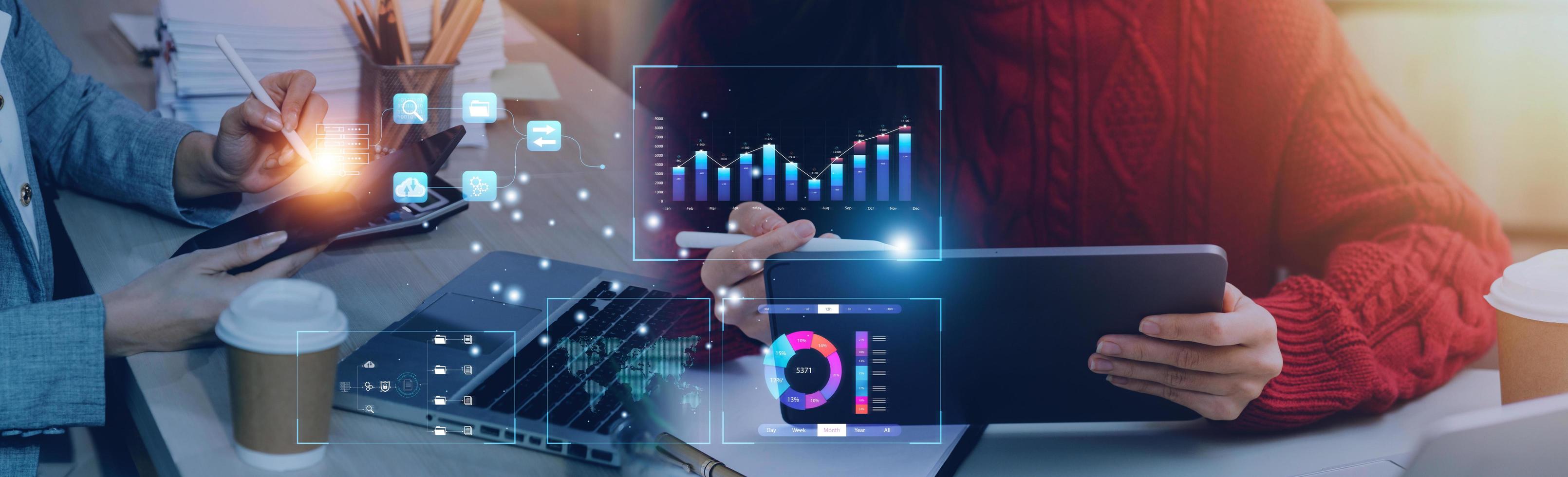 analyste travaillant avec un système d'analyse commerciale et de gestion de données sur ordinateur, créer un rapport avec des kpi et des métriques connectés à la base de données. stratégie d'entreprise pour les finances, les opérations, les ventes, le marketing. photo