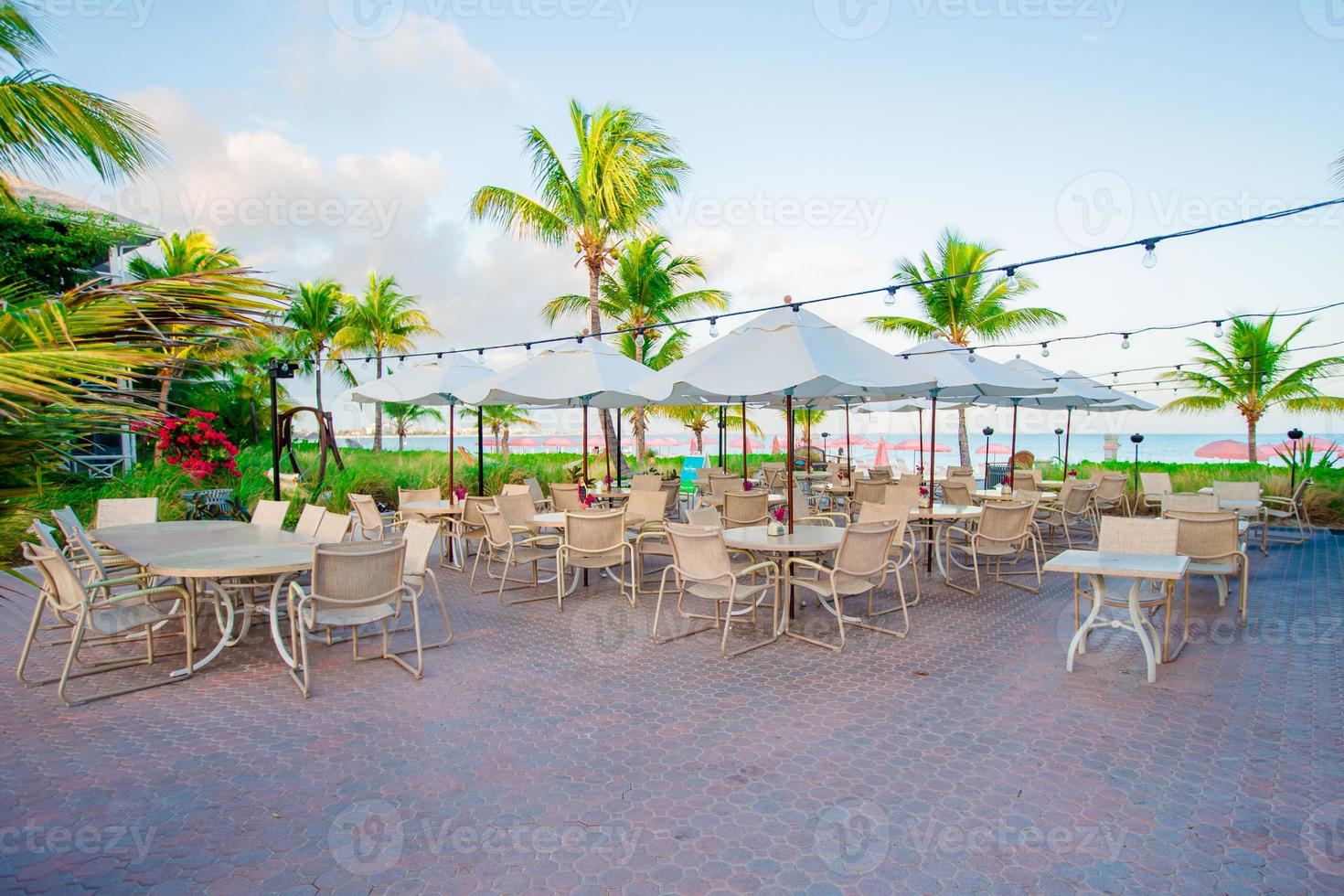 café de luxe en plein air vide d'été à l'hôtel exotique photo