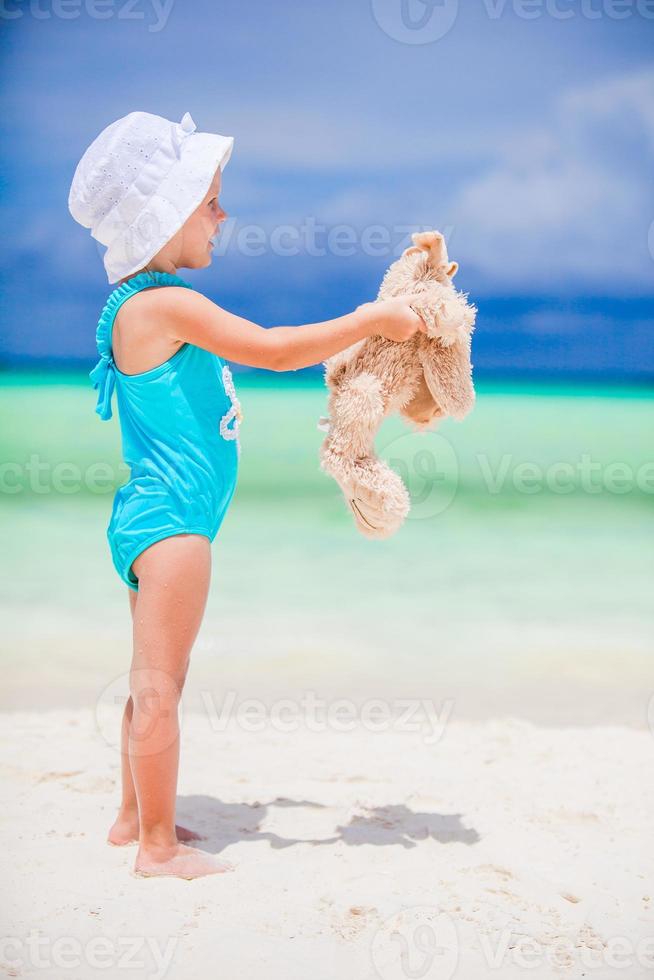 mignonne petite fille à la plage pendant les vacances d'été photo