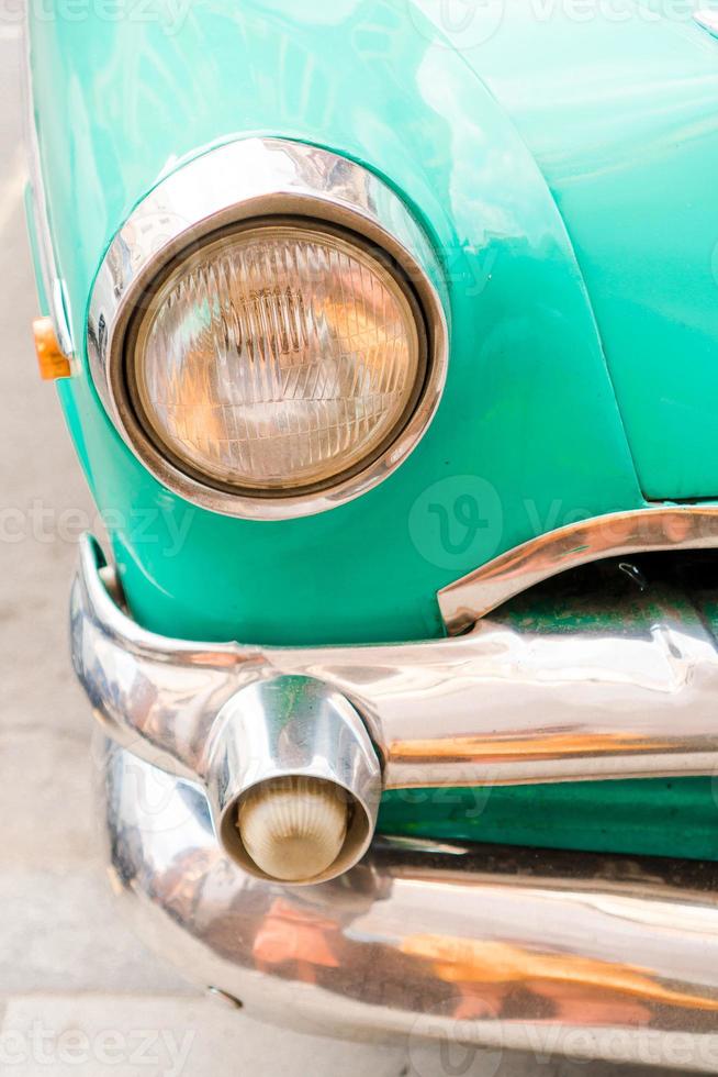 gros plan d'une voiture vintage classique dans la vieille havane, cuba. photo