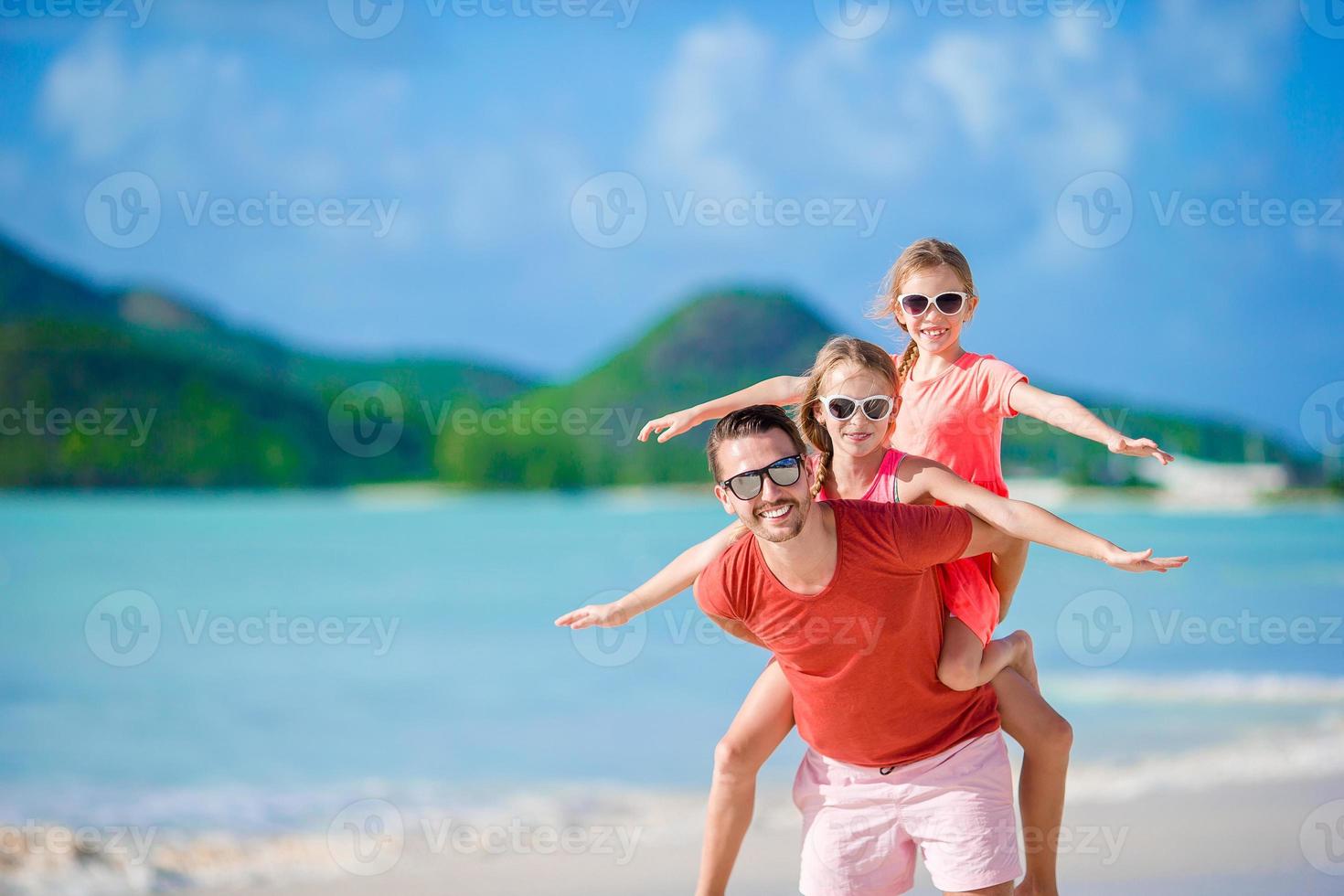père et enfants profitant des vacances d'été à la plage photo