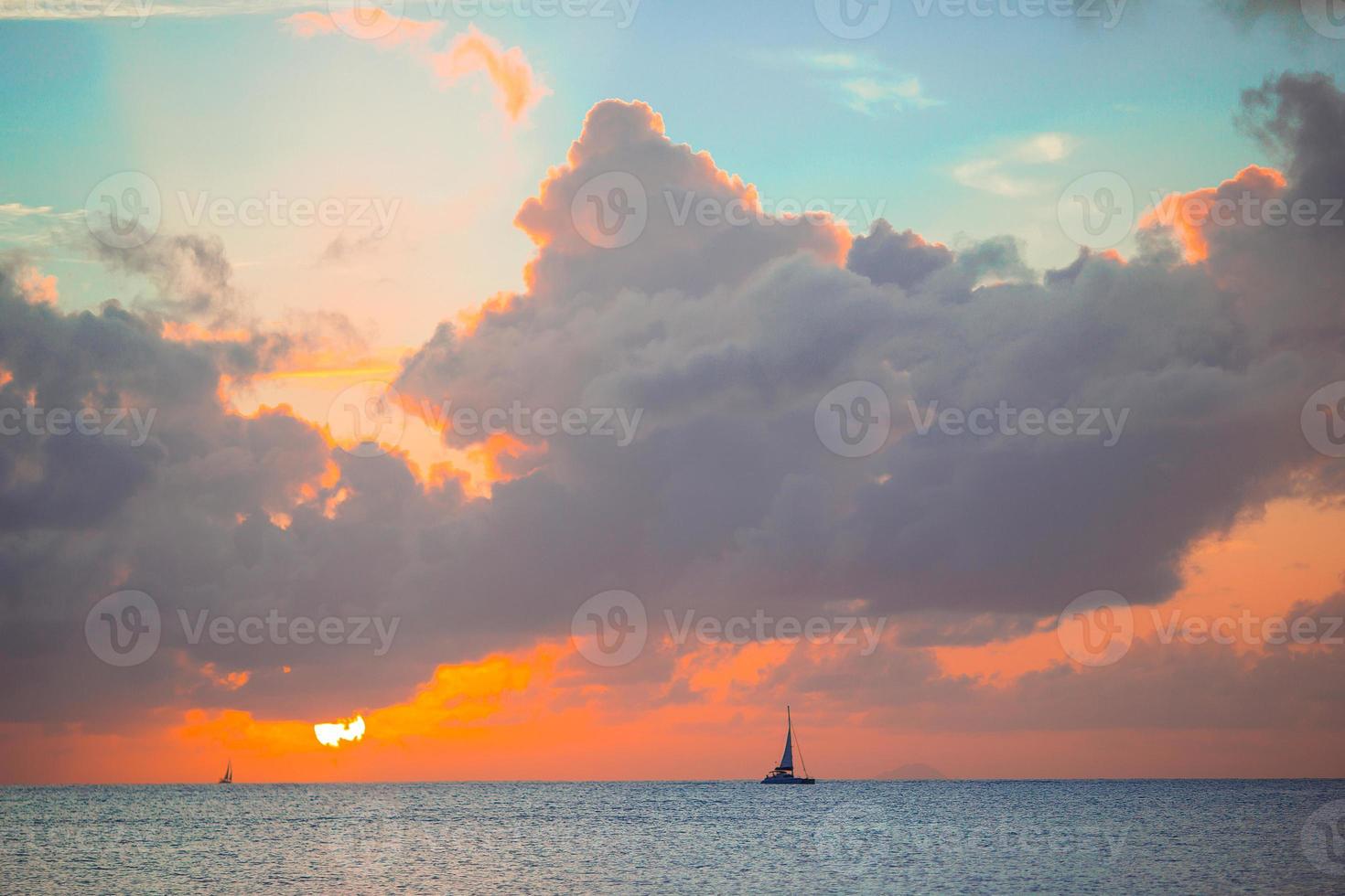 beau coucher de soleil sur une plage exotique des Caraïbes photo