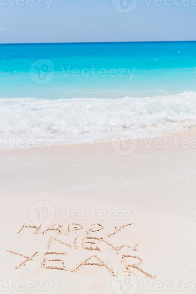 Inscription 2018 écrite sur la plage de sable, carte de voeux de nouvel an. photo