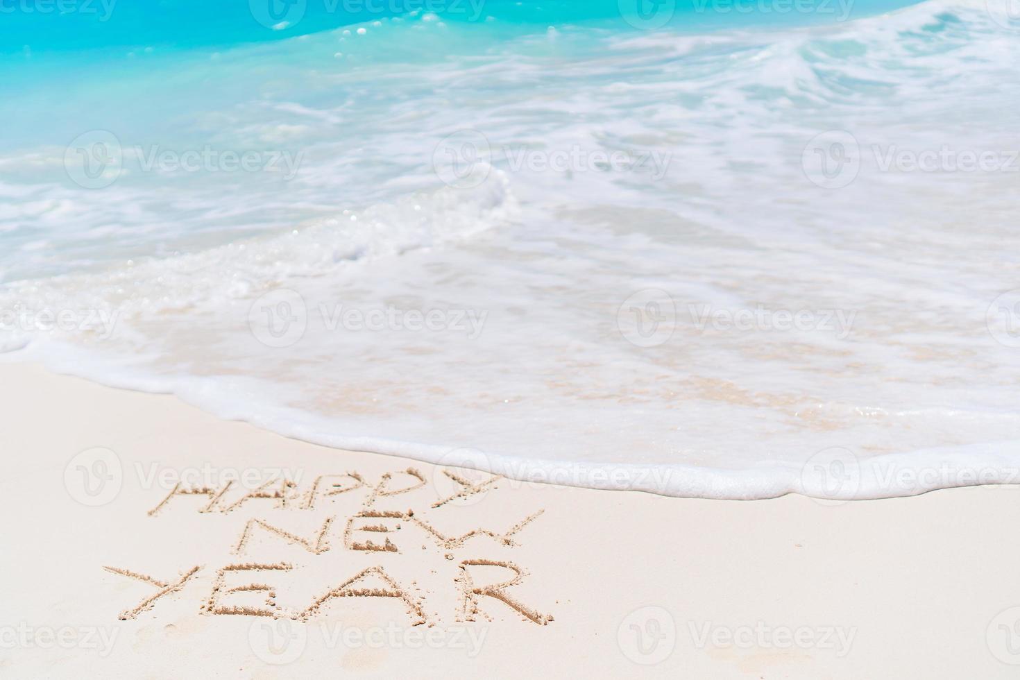 Inscription 2018 écrite sur la plage de sable, carte de voeux de nouvel an. photo