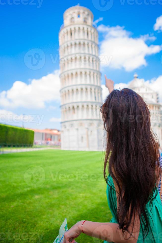 jeune fille heureuse avec carte touristique sur les voyages à pise. touriste voyageant visitant la tour penchée de pise. photo