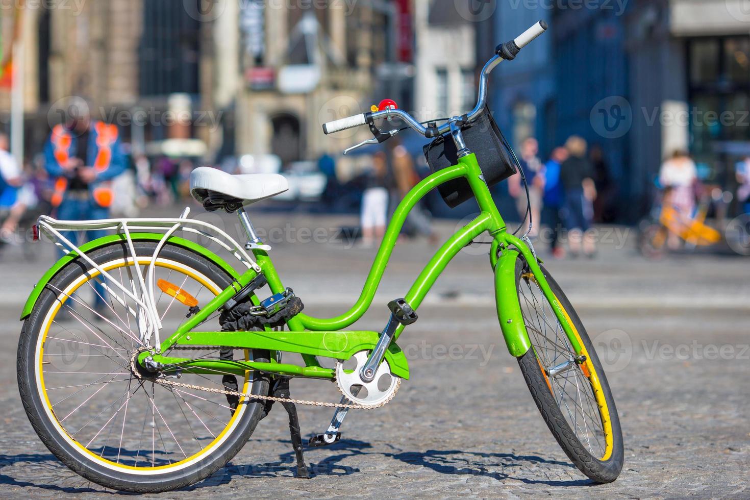 vélos colorés dans les rues d'amsterdam, pays-bas photo