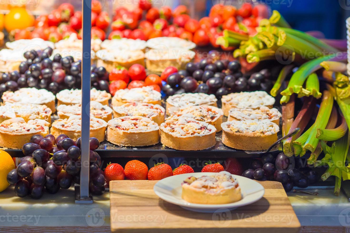 délicieux desserts sucrés et gâteaux dans la boutique avec plats à emporter photo