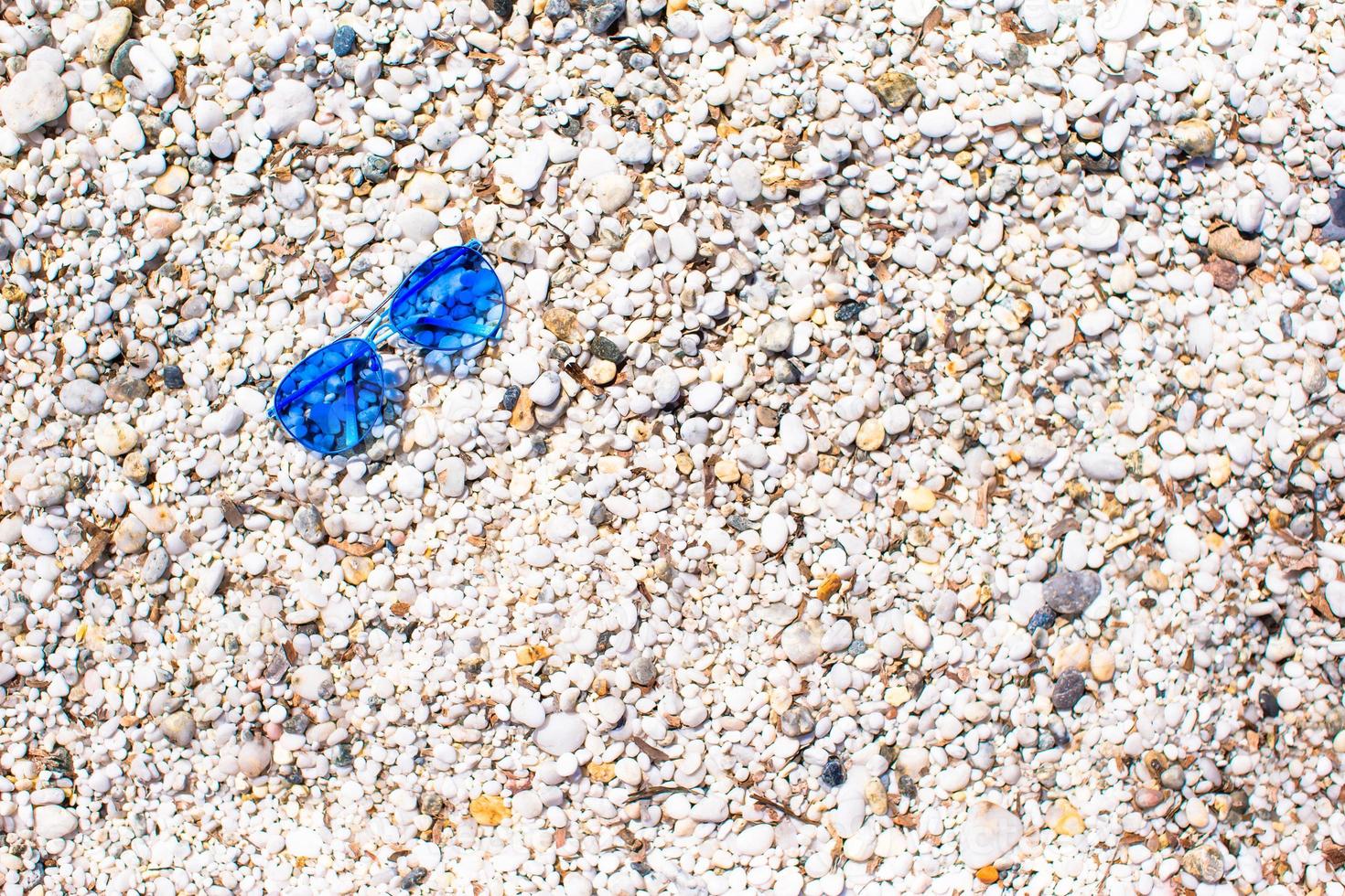 gros plan de lunettes de soleil sur la plage tropicale photo