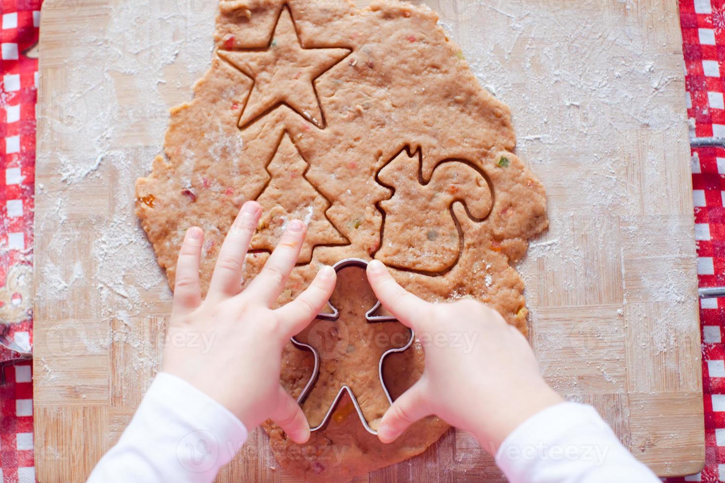 Pâte de gros plan pour les biscuits de pain d'épice pour Noël à la cuisine à domicile photo