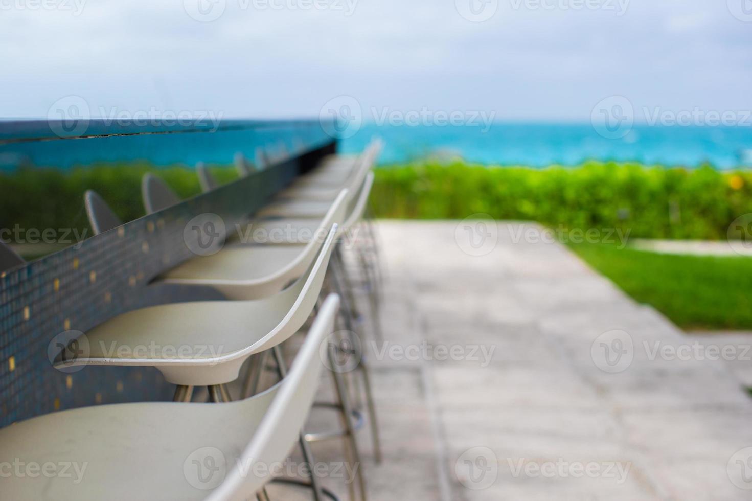 café en plein air sur la plage tropicale des Caraïbes photo