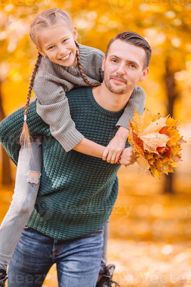 famille de papa et enfant lors d'une belle journée d'automne dans le parc photo