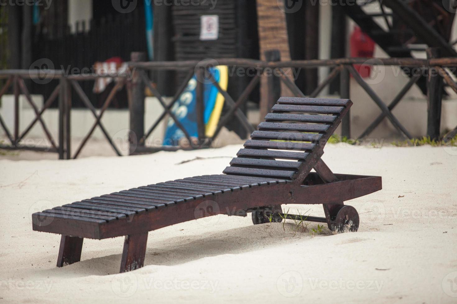 chaise longue sur une plage pluvieuse photo