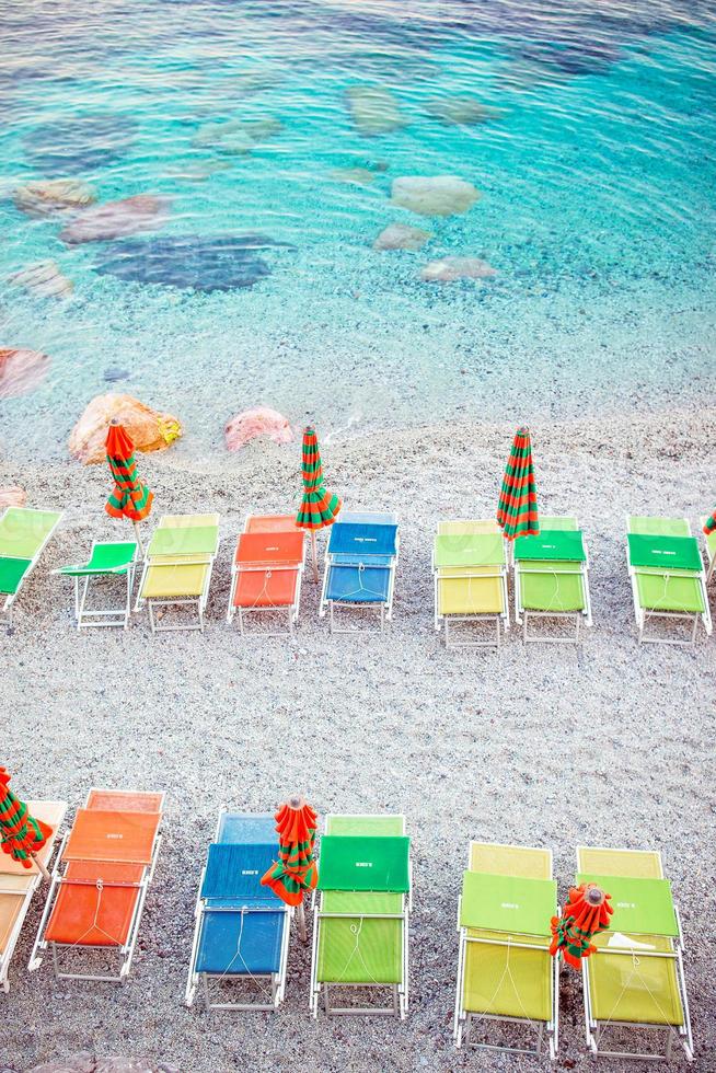 transats et parasols au beau bord de mer européen à monterosso en italie, cinque terre, ligurie photo