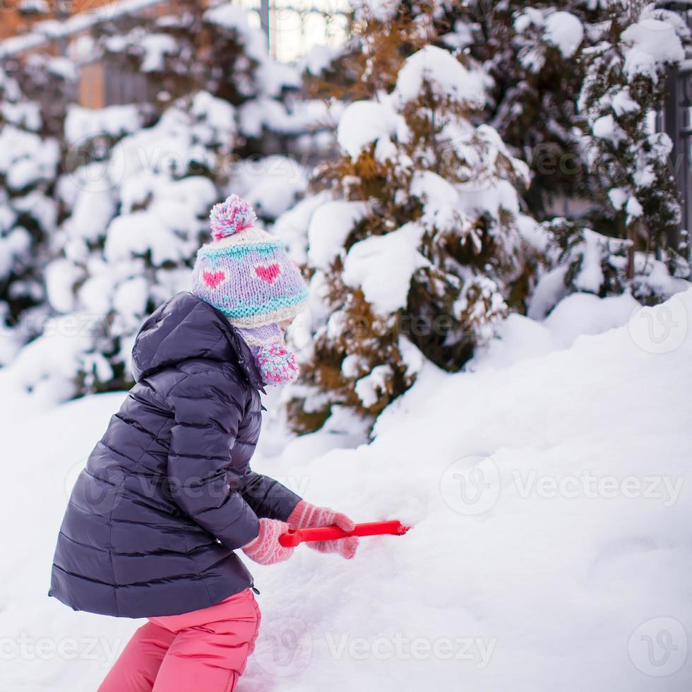 bébé fille porter enfant combinaison de ski sur une ensoleillé glacial  hiver journée. 19772076 Photo de stock chez Vecteezy