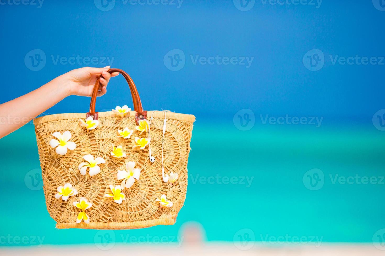 gros plan beau sac avec fond de fleurs de frangipanier la mer photo