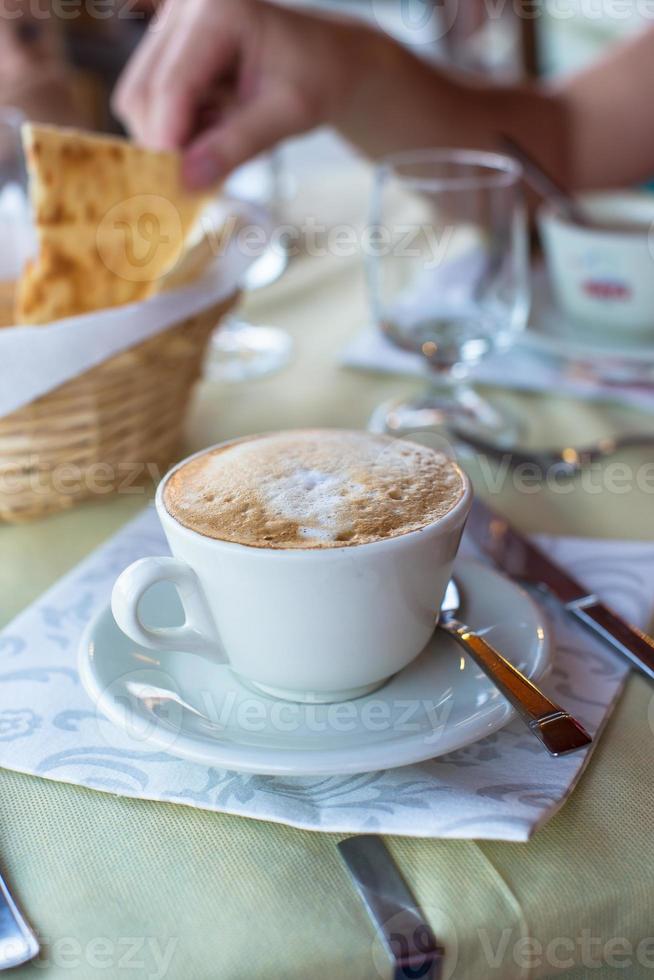 cappuccino délicieux et savoureux pour le petit déjeuner au café photo