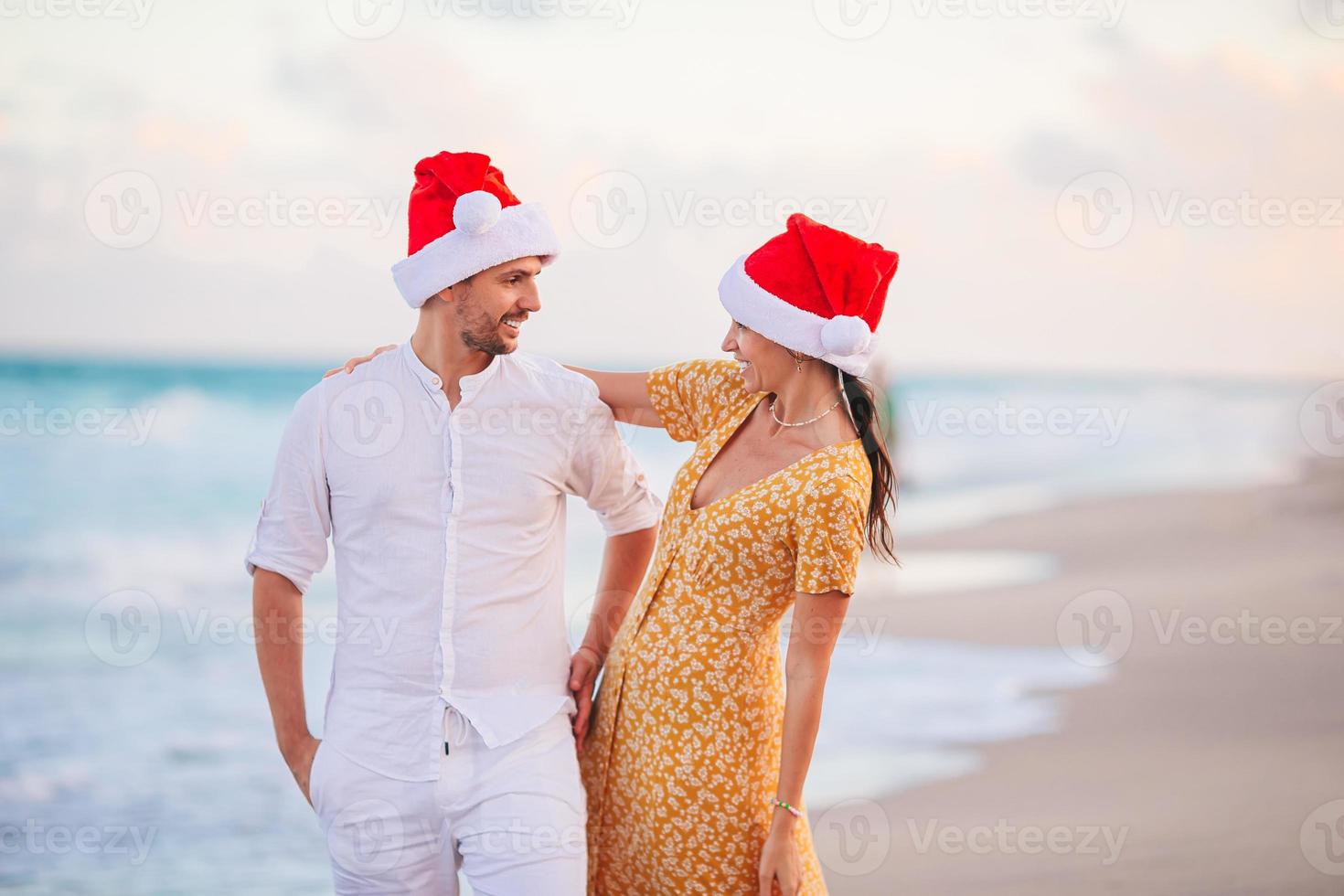 noël, heureux, couple, dans, santa, chapeaux, sur, plage, vacances photo