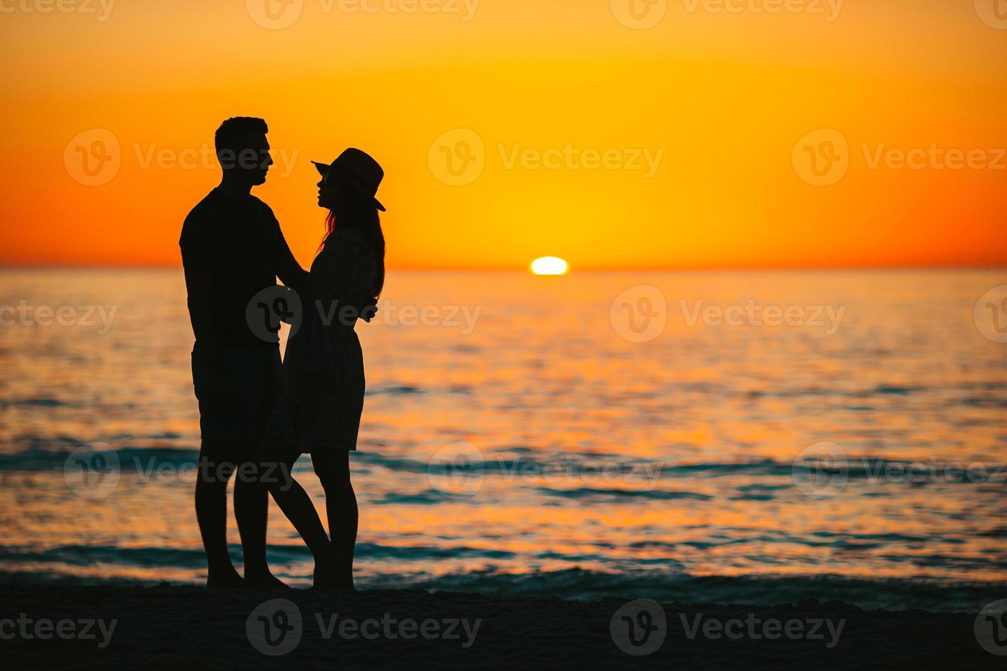 jeune couple amoureux sur les vacances d'été à la plage. un homme et une femme heureux passent du temps ensemble photo