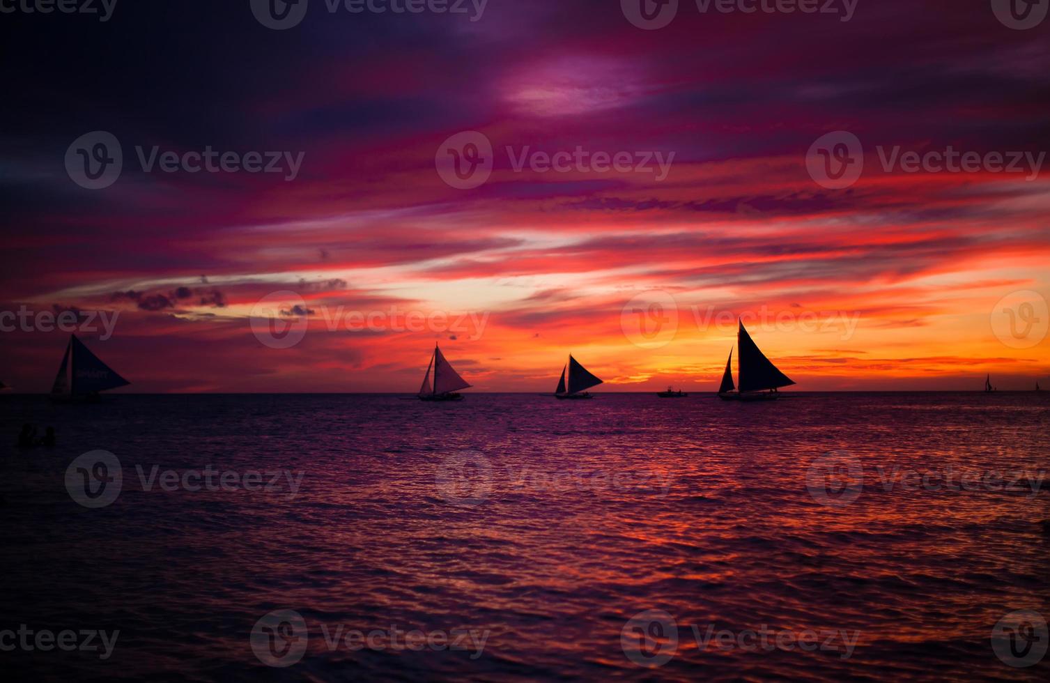 incroyable beau coucher de soleil avec voilier à l'horizon sur l'île de boracay photo