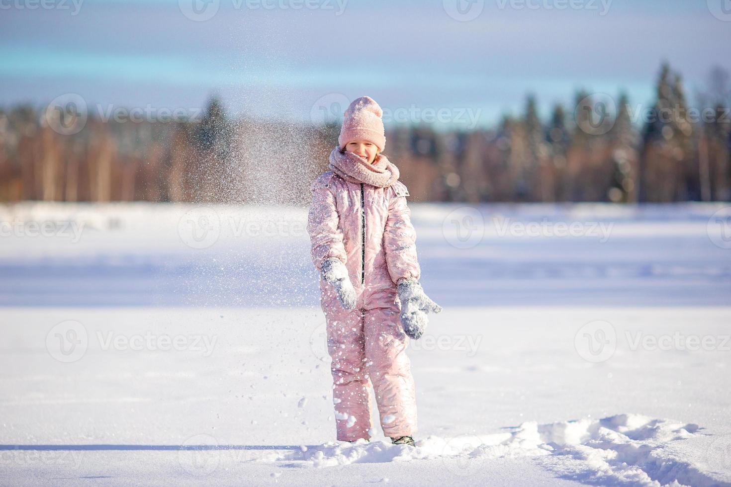 petite fille adorable heureuse s'amusant sur la neige à la journée  ensoleillée d'hiver 17709026 Photo de stock chez Vecteezy