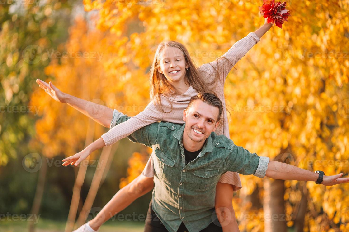 famille de papa et enfant lors d'une belle journée d'automne dans le parc photo