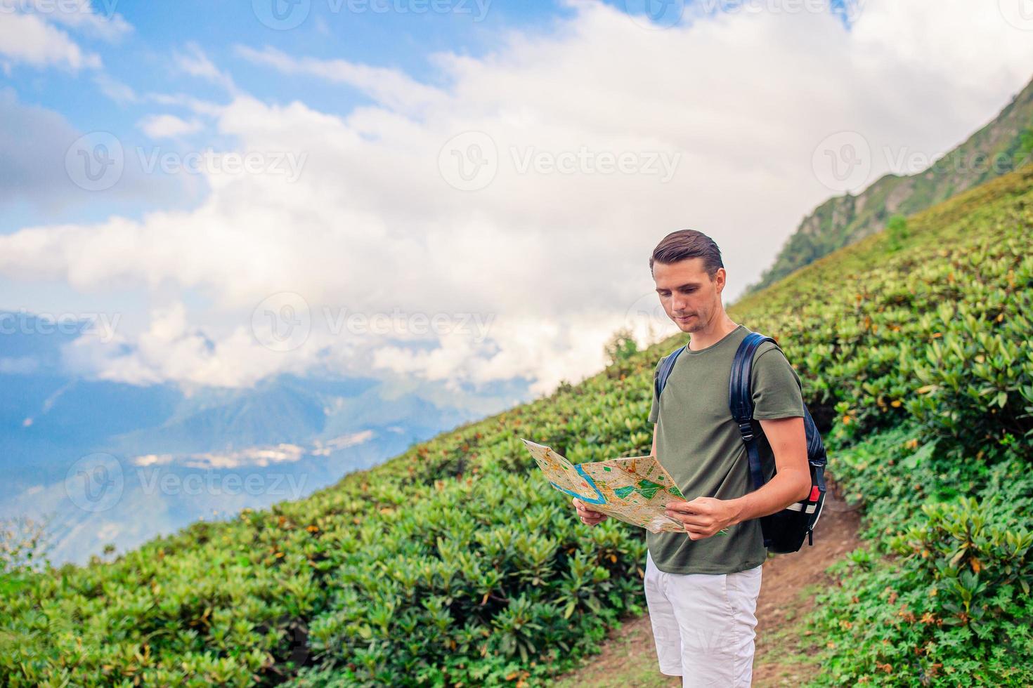 homme touristique dans les montagnes sur fond de brouillard photo